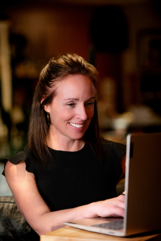 Julie Charest est sur la photo et écrit à l'ordinateur