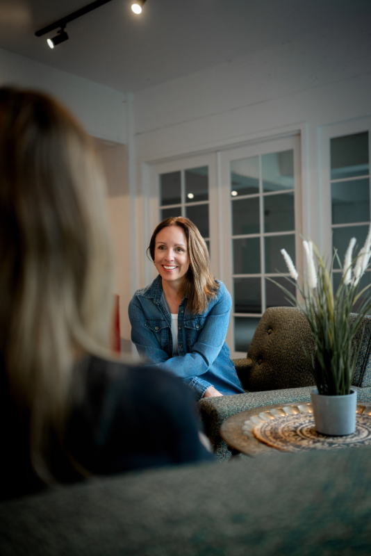 Julie Charest est sur la photo et écoute une femme